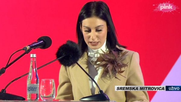 ЗНАМО КОЛИКО СУ ЖУЉЕВИ НАШИХ РОДИТЕЉА ВРЕДНИ Студенткиња Марина Станишић обратила се на скупу Срећемо се на Сретење ЗНАМО КОЛИКО СУ ЖУЉЕВИ НАШИХ РОДИТЕЉА ВРЕДНИ Студенткиња Марина Станишић обратила се на скупу Срећемо се на Сретење