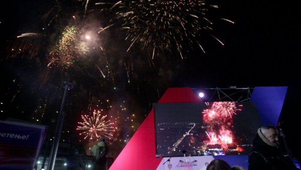 ОВО ЈЕ СРБИЈА: Величанствени ватромет у Сремској Митровици - на скупу било више од 120.000 људи (ВИДЕО) ОВО ЈЕ СРБИЈА: Величанствени ватромет у Сремској Митровици - на скупу било више од 120.000 људи (ВИДЕО)
