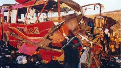 DVOGODIŠNJI DANILO NIJE STIGAO DO BABE I DEDE: Dvadeset i četiri godine od miniranja autobusa Niš-ekspresa u Livadicama kod Podujeva DVOGODIŠNJI DANILO NIJE STIGAO DO BABE I DEDE: Dvadeset i četiri godine od miniranja autobusa Niš-ekspresa u Livadicama kod Podujeva