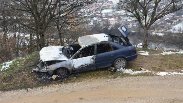 НАКОН ПАЉЕЊА АУТОМОБИЛА У БИЈЕЛОМ ПОЉУ:Један пироман ухапшен, за другим трагају НАКОН ПАЉЕЊА АУТОМОБИЛА У БИЈЕЛОМ ПОЉУ:Један пироман ухапшен, за другим трагају