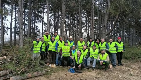 POŠUMLJAVALI RUSKO GROBLJE: Zasadili 25 sadnica belog bora POŠUMLJAVALI RUSKO GROBLJE: Zasadili 25 sadnica belog bora