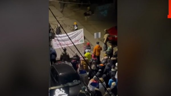 СНИМАК ИЗ КРАГУЕЈВЦА ЈЕ НАЧИН ПРИПРЕМЕ ОБОЈЕНЕ РЕВОЛУЦИЈЕ Вучић: Ово је снимљено и није трик и лаж (ВИДЕО) СНИМАК ИЗ КРАГУЕЈВЦА ЈЕ НАЧИН ПРИПРЕМЕ ОБОЈЕНЕ РЕВОЛУЦИЈЕ Вучић: Ово је снимљено и није трик и лаж (ВИДЕО)