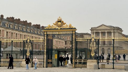 U SVEČANOM HODU POSETIOCI KAO DA POTPISUJU VERSAJSKI MIR: Novosti u raskošnom dvorcu Lujeva U SVEČANOM HODU POSETIOCI KAO DA POTPISUJU VERSAJSKI MIR: Novosti u raskošnom dvorcu Lujeva