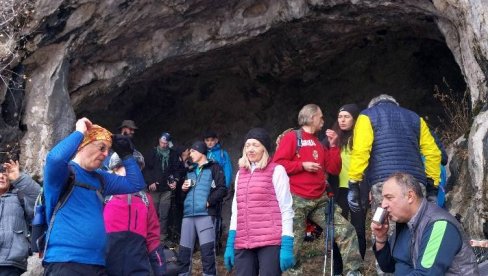 STARA JE NAJMANJE 6.000 GODINA: Planinari iz Paraćina i Ćuprije stigli do pećine Masni kamen (FOTO) STARA JE NAJMANJE 6.000 GODINA: Planinari iz Paraćina i Ćuprije stigli do pećine Masni kamen (FOTO)