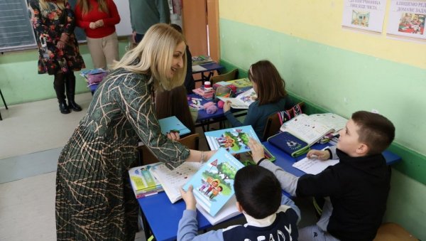 ПОКЛОН ПРВАЦИМА У ВРАЊУ: Пажљивко за најмлађе ПОКЛОН ПРВАЦИМА У ВРАЊУ: Пажљивко за најмлађе