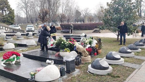 ТУГА НЕ ЈЕЊАВА: Одржан шестогодишњи помен Шабану Шаулићу, удовица, родбина и пријатељи не заборављају краља народне музике (ФОТО/ВИДЕО) ТУГА НЕ ЈЕЊАВА: Одржан шестогодишњи помен Шабану Шаулићу, удовица, родбина и пријатељи не заборављају краља народне музике (ФОТО/ВИДЕО)