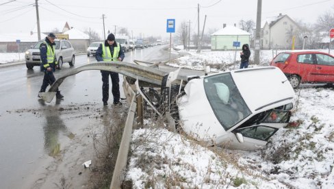 AUTO SE PREVRNUO PORED PUTA: Udes u Adranima na Ibarskoj magistrali (FOTO) AUTO SE PREVRNUO PORED PUTA: Udes u Adranima na Ibarskoj magistrali (FOTO)