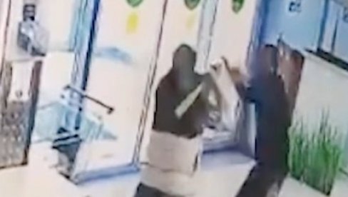 KLINAC BEJZBOL PALICOM TUKAO ČUVARA PRODAVNICE: Čovek ga sprečio da ukrade flašu votke, tinejdžer se brutalno osvetio (VIDEO) KLINAC BEJZBOL PALICOM TUKAO ČUVARA PRODAVNICE: Čovek ga sprečio da ukrade flašu votke, tinejdžer se brutalno osvetio (VIDEO)