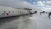 PAO AVION NA AERODROMU U TORONTU: Na licu mesta ekipe hitne pomoći (VIDEO) PAO AVION NA AERODROMU U TORONTU: Na licu mesta ekipe hitne pomoći (VIDEO)