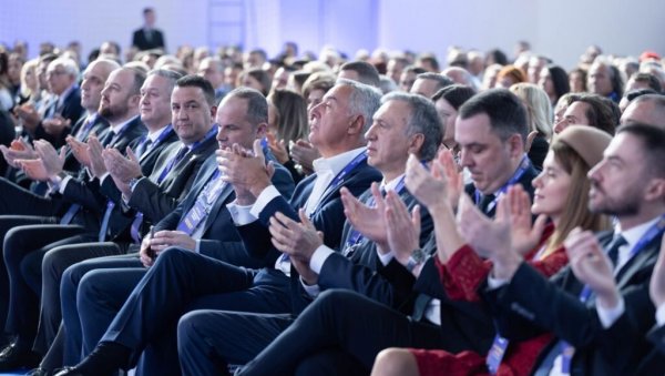 УМЕСТО ОТКЛОНА, ТИТУЛА ПОЧАСНОГ ШЕФА: ДПС наставља по трагу који је Мило Ђукановић пртио УМЕСТО ОТКЛОНА, ТИТУЛА ПОЧАСНОГ ШЕФА: ДПС наставља по трагу који је Мило Ђукановић пртио