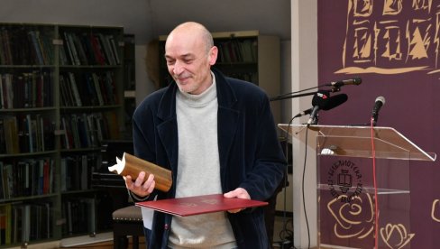 ТЕШКО ЈЕ РАЗУМЕТИ СВЕТ БЕЗ КЊИГЕ: Дамир Јоцић, добитник престижне награде Душан Радовић ТЕШКО ЈЕ РАЗУМЕТИ СВЕТ БЕЗ КЊИГЕ: Дамир Јоцић, добитник престижне награде Душан Радовић