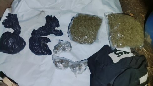 TORBU SA OKO 2,8 KILOGRAMA MARIHUANE KRIO U BURETU: U Temerinu uhapšen osmnaestogodišnjak osumnjičen za trgovinu drogom TORBU SA OKO 2,8 KILOGRAMA MARIHUANE KRIO U BURETU: U Temerinu uhapšen osmnaestogodišnjak osumnjičen za trgovinu drogom