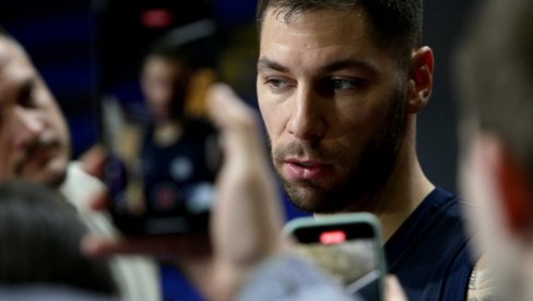 KAKAV HIT! Stefan Jović na patikama napisao čuvene reči Svetislava Pešića (FOTO)