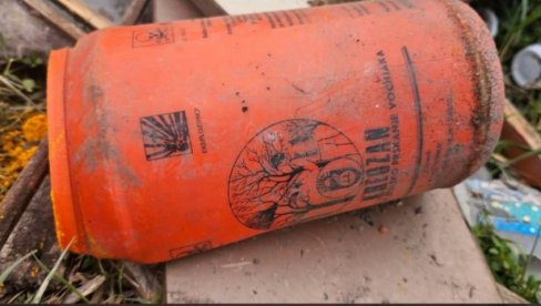 OTROV ZABRANJEN U SRBIJI, NAĐEN NA OBODU BEOGRADA: Kreozan bačen pored puta, građani Padinske skele u strahu (FOTO) OTROV ZABRANJEN U SRBIJI, NAĐEN NA OBODU BEOGRADA: Kreozan bačen pored puta, građani Padinske skele u strahu (FOTO)