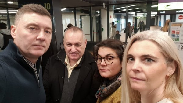 ПУМПАМО У БРИСЕЛУ Миливојевић и екипа отишли да клече пред странцима и мољакају за помоћ у рушењу Вучића ПУМПАМО У БРИСЕЛУ Миливојевић и екипа отишли да клече пред странцима и мољакају за помоћ у рушењу Вучића