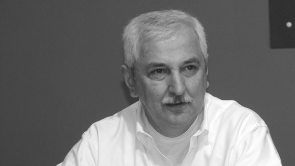 ПРАВИ ГОСПОДИН СВЕТСКИХ МАНИРА: Преминуо Предраг Мрмак, чувени новинар Спортске рубрике Новости ПРАВИ ГОСПОДИН СВЕТСКИХ МАНИРА: Преминуо Предраг Мрмак, чувени новинар Спортске рубрике Новости