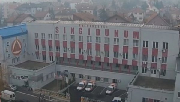 БУКТИ РАТ НА СИНГИДУНУМУ: Једни би да изађу из блокада, други малтретирају и управу и студенте БУКТИ РАТ НА СИНГИДУНУМУ: Једни би да изађу из блокада, други малтретирају и управу и студенте
