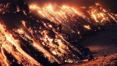 TURISTI I SKIJAŠI IGNORIŠU SVA UPOZORENJA ZVANIČNIKA: Hrle ka Etni kako bi fotografisali erupciju (FOTO/VIDEO) TURISTI I SKIJAŠI IGNORIŠU SVA UPOZORENJA ZVANIČNIKA: Hrle ka Etni kako bi fotografisali erupciju (FOTO/VIDEO)