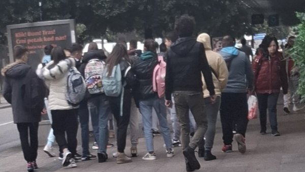 ОДЗВОНИЛО МОБИЛНИМА НА ЧАСУ: Забрањена употреба телефона током наставе ОДЗВОНИЛО МОБИЛНИМА НА ЧАСУ: Забрањена употреба телефона током наставе