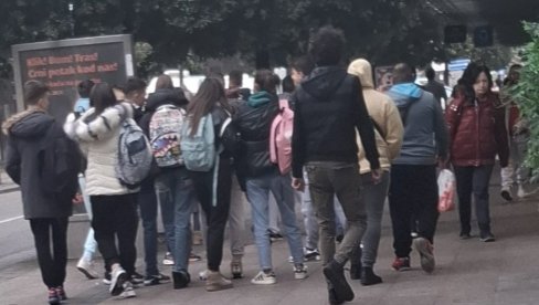 ODZVONILO MOBILNIMA NA ČASU: Zabranjena upotreba telefona tokom nastave ODZVONILO MOBILNIMA NA ČASU: Zabranjena upotreba telefona tokom nastave