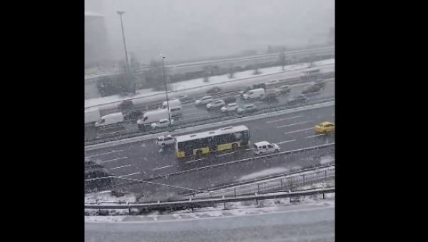СНЕЖНА ОЛУЈА ПАРАЛИСАЛА ИСТАНБУЛ: Колапс у саобраћају - обустављена настава у школама (ВИДЕО) СНЕЖНА ОЛУЈА ПАРАЛИСАЛА ИСТАНБУЛ: Колапс у саобраћају - обустављена настава у школама (ВИДЕО)