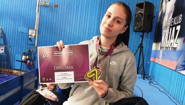 ИВА ПОНОВО ЗАБЛИСТАЛА: Успех каратисткиње „Црнице“ у Аранђеловцу ИВА ПОНОВО ЗАБЛИСТАЛА: Успех каратисткиње „Црнице“ у Аранђеловцу