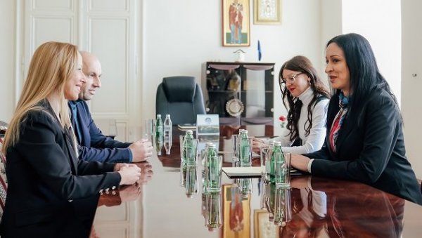 20 ЛАПТОПОВА ЗА Е-ПИСАРНИЦУ: Министарка Јелена Жарић Ковачевић у посети јужном Банату 20 ЛАПТОПОВА ЗА Е-ПИСАРНИЦУ: Министарка Јелена Жарић Ковачевић у посети јужном Банату