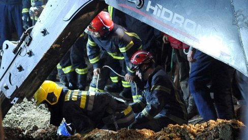 PRVE FOTOGRAFIJE DRAME KOD LAZAREVCA: Izvučene tri osobe zatrapne pod zemljom od kojih je jedan vatrogasac (FOTO) PRVE FOTOGRAFIJE DRAME KOD LAZAREVCA: Izvučene tri osobe zatrapne pod zemljom od kojih je jedan vatrogasac (FOTO)