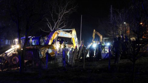 PREŽIVEO OSAM SATI POD ZEMLJOM: Svedočenje vatrogasca izvučenog iz jame u Petki PREŽIVEO OSAM SATI POD ZEMLJOM: Svedočenje vatrogasca izvučenog iz jame u Petki