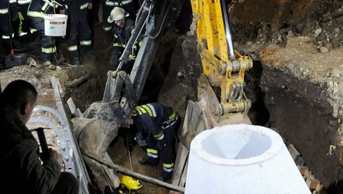 SPASENE SVE ČETIRI OSOBE ZATRPANE ZEMLJOM: Okončana drama kod Lazarevca, tri radnika i vatrogasac hitno prebačeni na VMA (FOTO) SPASENE SVE ČETIRI OSOBE ZATRPANE ZEMLJOM: Okončana drama kod Lazarevca, tri radnika i vatrogasac hitno prebačeni na VMA (FOTO)