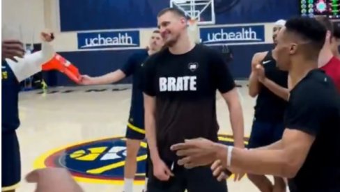 POMEŠANA OSEĆANJA! Nikola Jokić u posebnoj majici proslavio rođendan (VIDEO) POMEŠANA OSEĆANJA! Nikola Jokić u posebnoj majici proslavio rođendan (VIDEO)