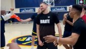 ПОМЕШАНА ОСЕЋАЊА! Никола Јокић у посебној мајици прославио рођендан (ВИДЕО) ПОМЕШАНА ОСЕЋАЊА! Никола Јокић у посебној мајици прославио рођендан (ВИДЕО)