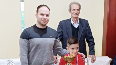 JAKŠA NAJBOLJI U CENTRALNOJ SRBIJI: Osmogodišnji Paraćinac prvi na Kadetskom šahovskom fetsivalu JAKŠA NAJBOLJI U CENTRALNOJ SRBIJI: Osmogodišnji Paraćinac prvi na Kadetskom šahovskom fetsivalu