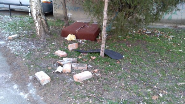 ДА ИЗБЕГНУ ПЛАЋАЊЕ: Стари намештај и цигле бацили на зелену површину ДА ИЗБЕГНУ ПЛАЋАЊЕ: Стари намештај и цигле бацили на зелену површину