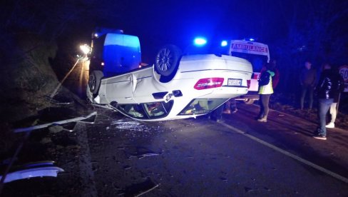 „MERCEDES“ SE PREVRNUO I ZAVRŠIO NA KROVU: Saobraćajna nesreća na Ibarskoj magistrali (FOTO) „MERCEDES“ SE PREVRNUO I ZAVRŠIO NA KROVU: Saobraćajna nesreća na Ibarskoj magistrali (FOTO)