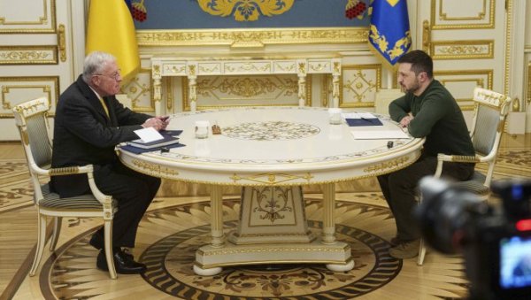 ЗЕЛЕНСКИ ИСТАКАО БЕЛУ ЗАСТАВУ: Украјинци и њихови западни савезници свесни да без америчке помоћи немају шанси у рату ЗЕЛЕНСКИ ИСТАКАО БЕЛУ ЗАСТАВУ: Украјинци и њихови западни савезници свесни да без америчке помоћи немају шанси у рату