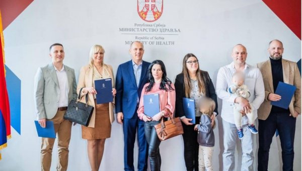 ТАМО ИМАМО СВЕ, АЛИ У СТВАРИ НЕМАМО НИШТА: Читаве породице здравствених радника се враћају у Србију ТАМО ИМАМО СВЕ, АЛИ У СТВАРИ НЕМАМО НИШТА: Читаве породице здравствених радника се враћају у Србију