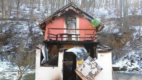 KUĆA PRETVORENA U ZGARIŠTE: U požaru izgoreo porodični dom DŽemilje Gaši u Sirči kod Kraljeva KUĆA PRETVORENA U ZGARIŠTE: U požaru izgoreo porodični dom DŽemilje Gaši u Sirči kod Kraljeva