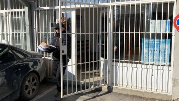 УГРОЖЕНО НА ХИЉАДЕ КОРИСНИКА: Српска листа о упаду Куртијеве полиције у Центре за социјални рад на северу КиМ УГРОЖЕНО НА ХИЉАДЕ КОРИСНИКА: Српска листа о упаду Куртијеве полиције у Центре за социјални рад на северу КиМ