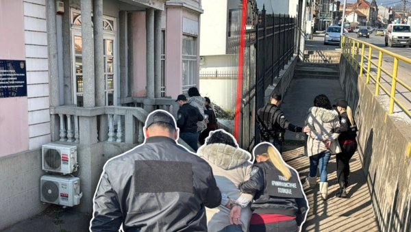 НОВИНАРИМА РЕКЛА САМО ОВУ РЕЧЕНИЦУ: Бивша градоначелница Ниша са лисицама на рукама спроведена у зграду УКП-а у Нишу (ФОТО/ВИДЕО) НОВИНАРИМА РЕКЛА САМО ОВУ РЕЧЕНИЦУ: Бивша градоначелница Ниша са лисицама на рукама спроведена у зграду УКП-а у Нишу (ФОТО/ВИДЕО)