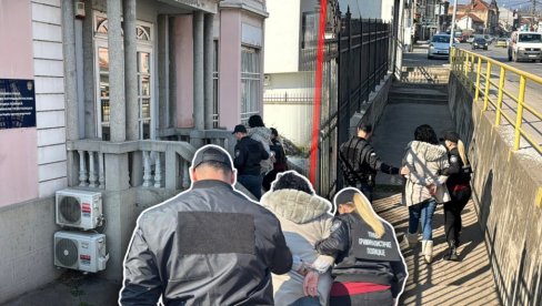 NOVINARIMA REKLA SAMO OVU REČENICU: Bivša gradonačelnica Niša sa lisicama na rukama sprovedena u zgradu UKP-a u Nišu (FOTO/VIDEO) NOVINARIMA REKLA SAMO OVU REČENICU: Bivša gradonačelnica Niša sa lisicama na rukama sprovedena u zgradu UKP-a u Nišu (FOTO/VIDEO)