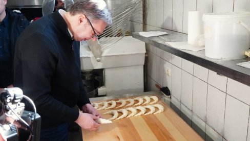 NISAM SE BAŠ PROSLAVIO U PRAVLJENJU KIFLE, ALI SAM BAR POKUŠAO Vučić u Petrovcu na Mlavi - Hvala meštanima na divnom gostoprimstvu (FOTO) NISAM SE BAŠ PROSLAVIO U PRAVLJENJU KIFLE, ALI SAM BAR POKUŠAO Vučić u Petrovcu na Mlavi - Hvala meštanima na divnom gostoprimstvu (FOTO)