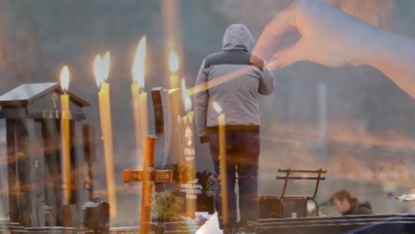 ЗИМСКЕ ЗАДУШНИЦЕ: Данас се излази на гробља, верује се да запаљена свећа осветљава пут умрлима ЗИМСКЕ ЗАДУШНИЦЕ: Данас се излази на гробља, верује се да запаљена свећа осветљава пут умрлима