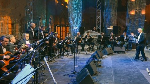 JUBILARNI „RUŽIN VRT“: U susret 35. festivalu nove rusinske pesme u Srpskom narodnom pozorištu JUBILARNI „RUŽIN VRT“: U susret 35. festivalu nove rusinske pesme u Srpskom narodnom pozorištu