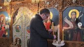 УПАЛИО СВЕЋУ И ПОМОЛИО СЕ БОГУ Вучић обишао манастир Заова (ФОТО) УПАЛИО СВЕЋУ И ПОМОЛИО СЕ БОГУ Вучић обишао манастир Заова (ФОТО)