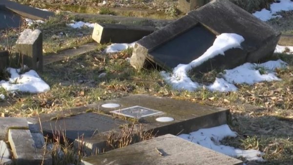 ВАНДАЛИ НИ МРТВИМА НЕ ДАЈУ МИРА: Срби на задушнице обишли девастирано гробље у јужном делу Косовске Митровице (ВИДЕО) ВАНДАЛИ НИ МРТВИМА НЕ ДАЈУ МИРА: Срби на задушнице обишли девастирано гробље у јужном делу Косовске Митровице (ВИДЕО)