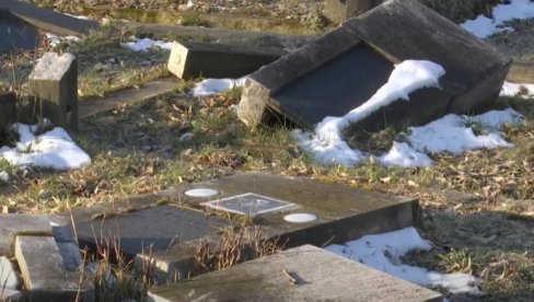 VANDALI NI MRTVIMA NE DAJU MIRA: Srbi na zadušnice obišli devastirano groblje u južnom delu Kosovske Mitrovice (VIDEO) VANDALI NI MRTVIMA NE DAJU MIRA: Srbi na zadušnice obišli devastirano groblje u južnom delu Kosovske Mitrovice (VIDEO)