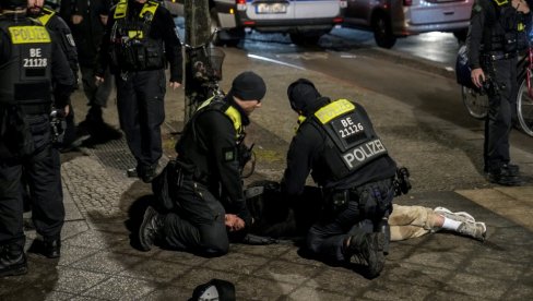 JEZIVI SLUČAJ NA ULICAMA BERLINA PRESTRAVIO SVET: Sirijac antisemita nožem pokušao da usmrti turistu (FOTO) JEZIVI SLUČAJ NA ULICAMA BERLINA PRESTRAVIO SVET: Sirijac antisemita nožem pokušao da usmrti turistu (FOTO)