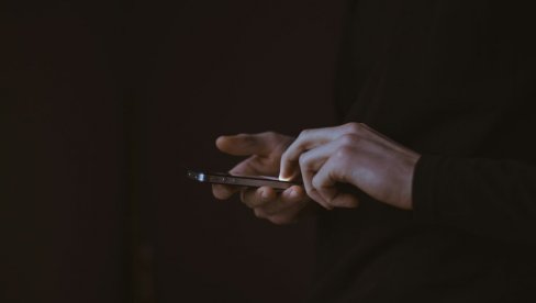 PRVI PAMETNI TELEFON DOBIO SA 30 GODINA: Muškarac otkrio kako mu je tehnologija upropastila život