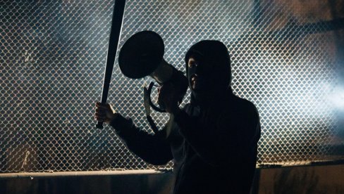 ТУЧА НАВИЈАЧА ПРЕД ВЕЧИТИ ДЕРБИ! Делије и гробари у крвавом сукобу, коришћене и бакље, има и повређених!